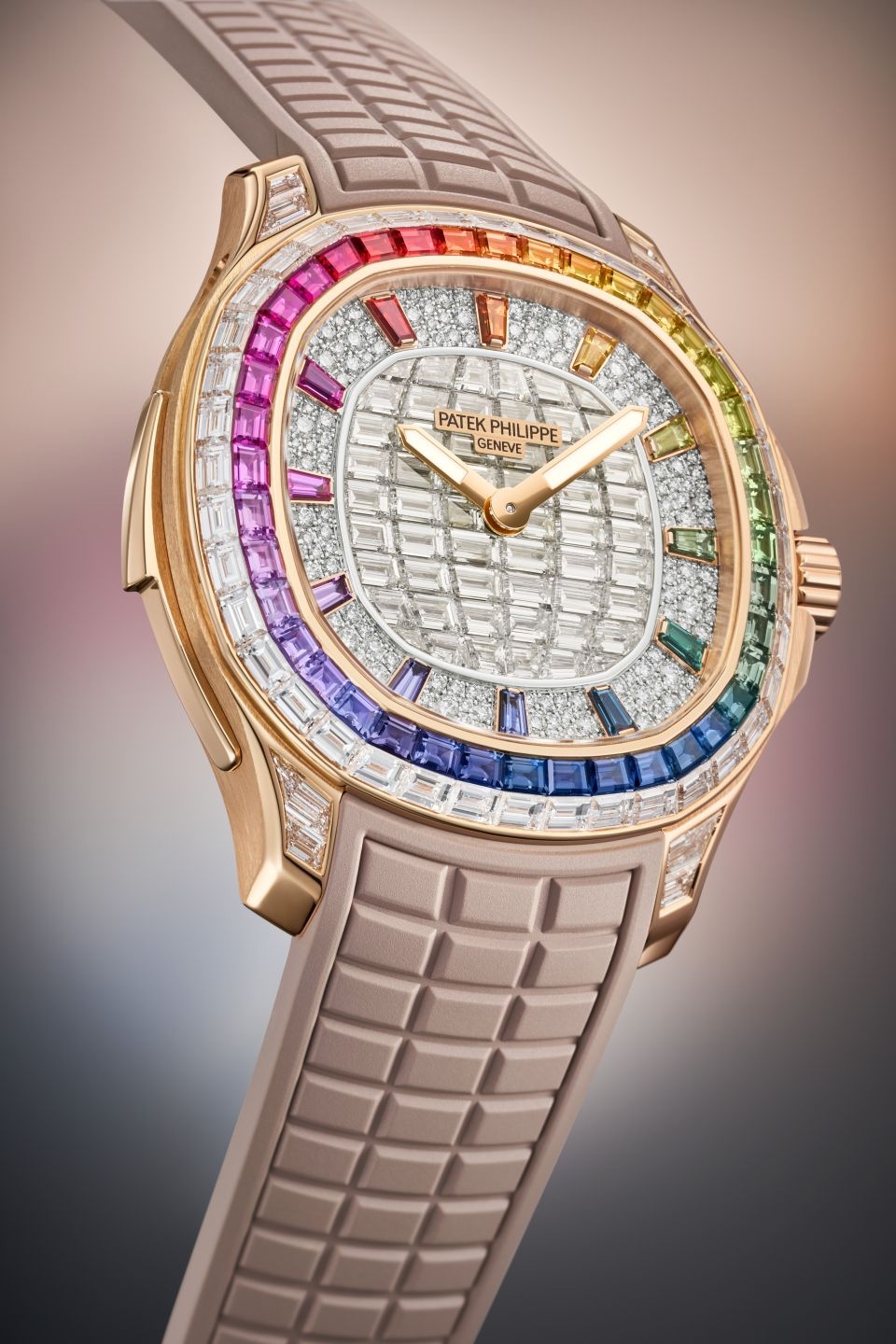 编号5260/355R-001 Aquanaut Luce「彩虹」高级珠宝三问腕表 18K玫瑰金表壳，表径38.8毫米，表环镶以长方形钻石及长方形多色蓝宝石（「隐密式镶嵌」），表侧及打簧滑动杆镶有长方形多色蓝宝石，中央时针及分针、三问报时，R 27自动上链机械机芯，配备经典双音簧三问装置，22K金迷你摆动陀，动力储能43 ~48小时，18K金底板面盘，铺镶长方形钻石（表面中央，「隐密式镶嵌」），另镶有长方形钻石（小时显示环）蓝宝石水晶镜面及底盖，Aquanaut 凸纹图案复合物料制表带共哑光米色、红色及哑光白色三款，百达翡丽专利18K玫瑰金折叠扣，由4 枚独立扣爪固定，推出初期仅于百达翡丽日内瓦、巴黎和伦敦沙龙独家发售。