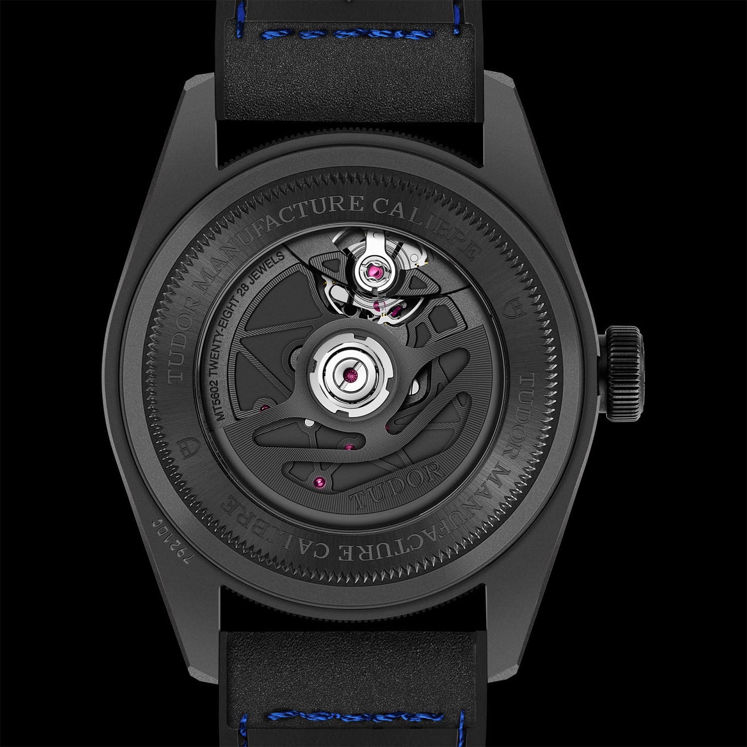 表壳内部，透过蓝宝石底盖可以看到由 Kenissi 制造的 Calibre MT5602-1U。这款自动机芯保留了大多数 Black Bay 腕表的结构，但增加了要求极高的Master Chronometer 认证（不仅针对机芯，还针对整只腕表），通过 COSC 认证，保证精准度和高达 15,000 高斯的防磁性能。帝舵声称其所有 Master Chronometer 腕表的精度均为每天 -2/+4 秒。