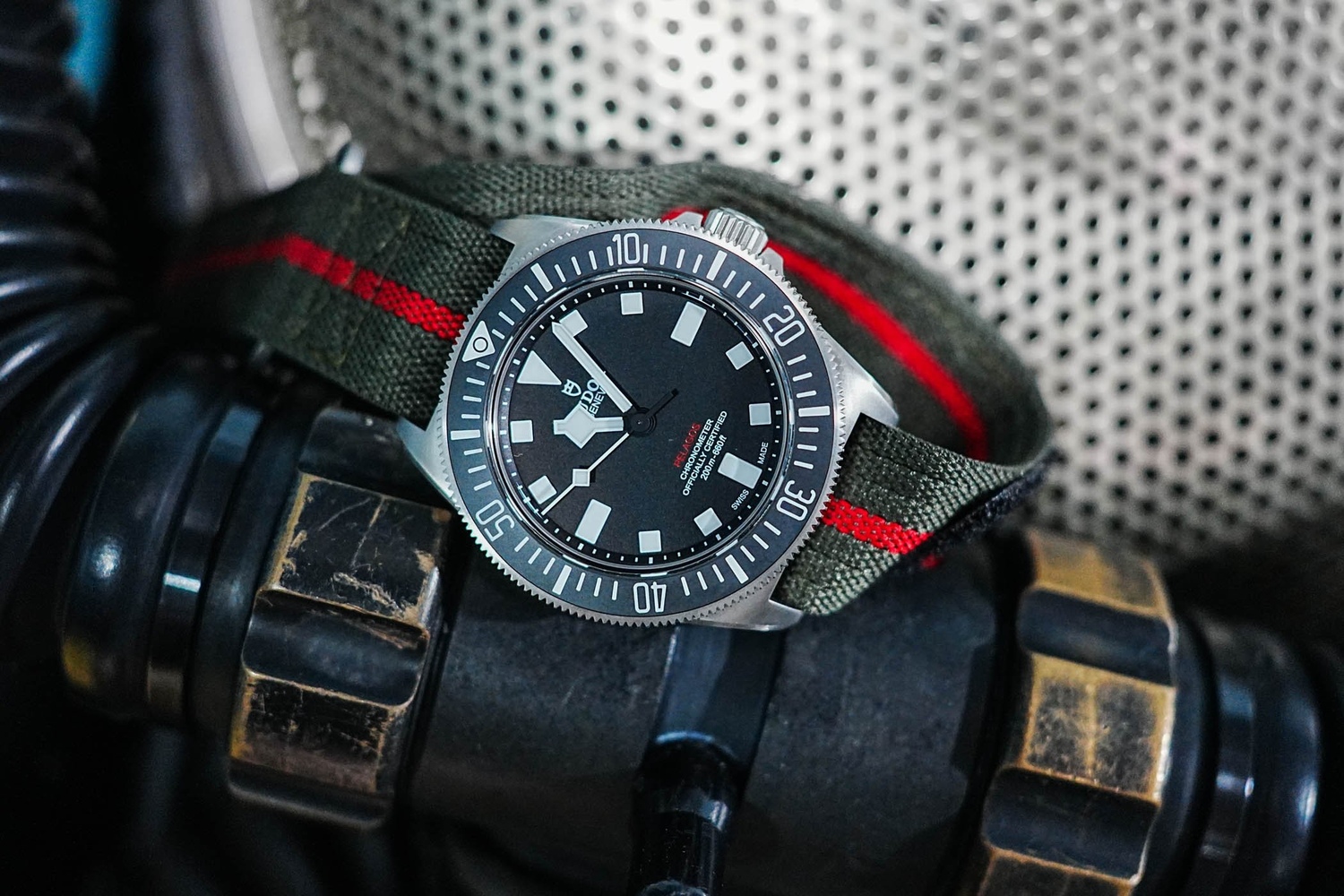 Pelagos FXD的军绿色一体式织纹表带配备有自黏式带扣