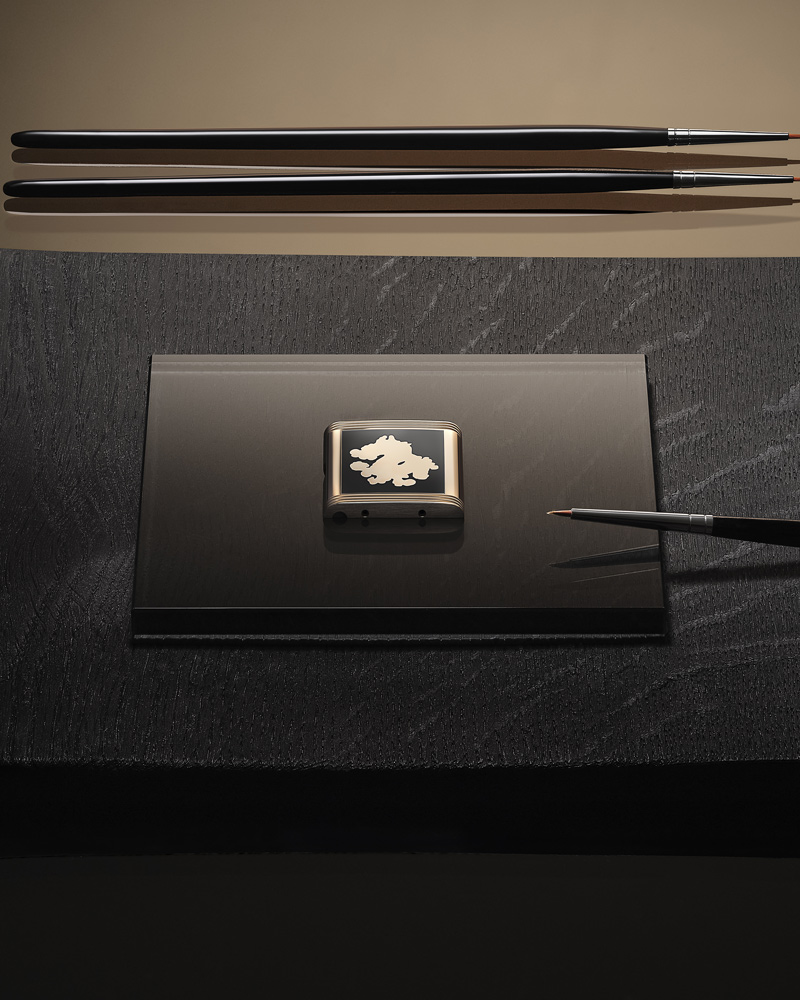 为了营造饶富层次感的深邃黑色背景，珐琅大师需要涂上五层珐琅，每一层都需要焙烧和待干，这个过程需要至少16个小时。