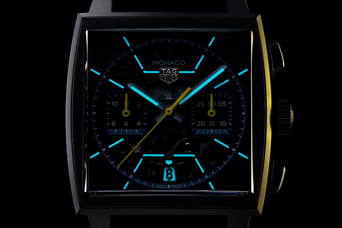 TAG Heuer Monaco镂空计时腕表深蓝款以充满未来感的夜光涂层装饰。