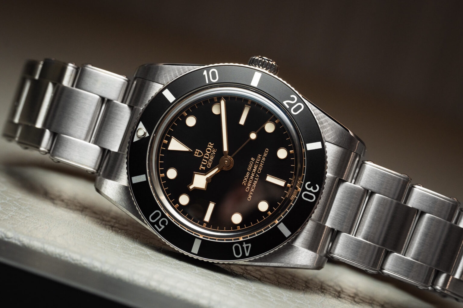 帝舵 Black Bay 54 没有像 Pelagos 那样采用陶瓷制成的表圈插件，而是配备了黑色阳极氧化铝插件，以帮助保持其复古的整体美感。