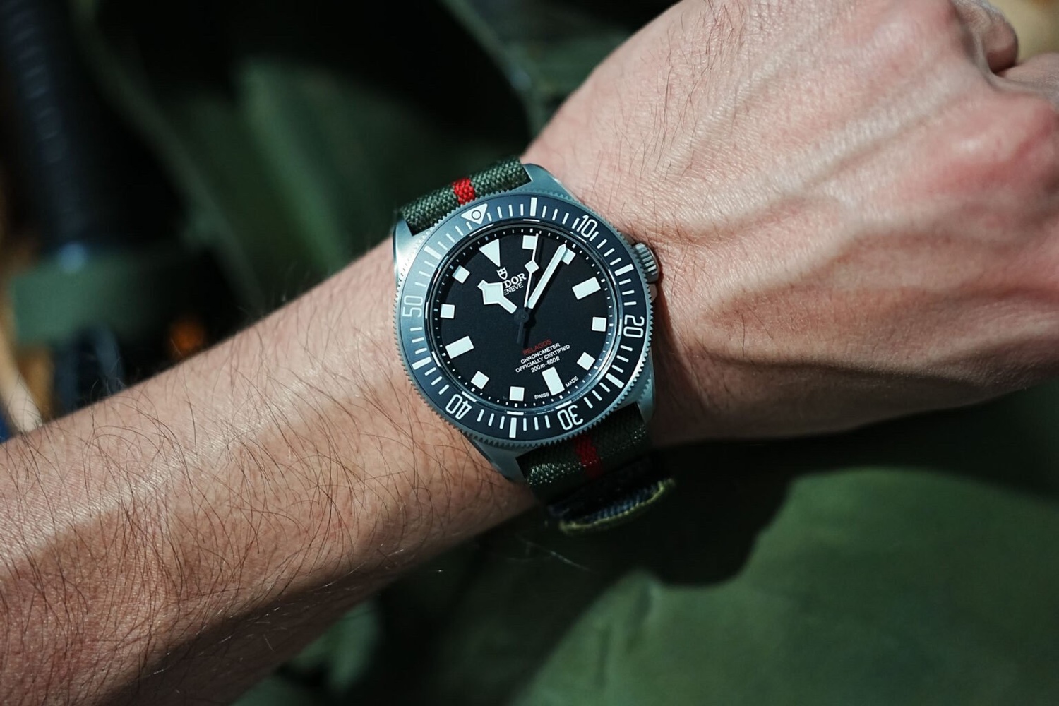 Pelagos FXD专门为外圈设计了逆时针刻度与夜光显示，以分针指示各泳段耗费的时间，可轻松设置并方便潜水员监测每次倒数计时。