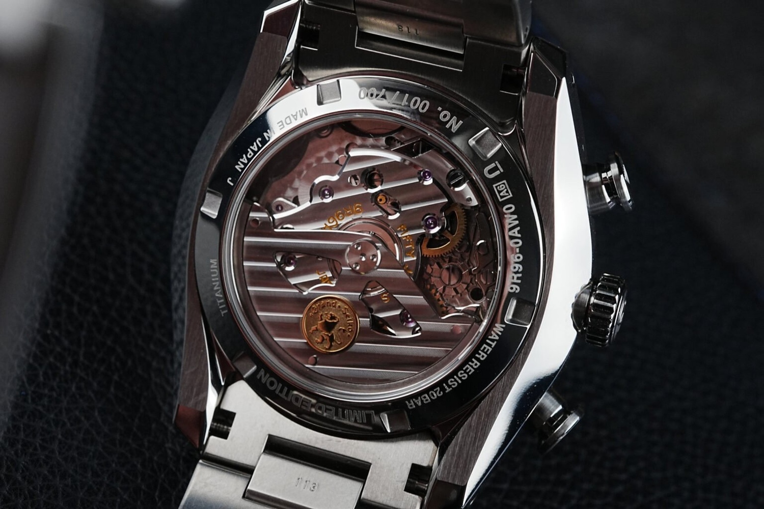 Grand Seiko Spring Drive 计时码表 GMT SBGC275 由Spring Drive 9R96 机芯提供动力，该机芯通过透明蓝宝石表背展现出 Grand Seiko 精湛工艺的标志。9R96 是9R86 机芯的特别调整版本，现在拥有每天 +/- 0.5 秒的增强精度。与 9R86 一样，9R96 也采用导柱轮计时装置，可提供长达 72 小时的动力储存，并具有自动上链功能。