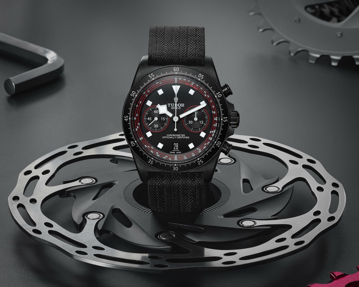 为新款帝舵 Pelagos FXD Chrono“骑行版”提供动力的是 Calibre MT5813 自动计时机芯，该机芯基于百年灵 Calibre 01 的核心架构，也可以在诸如原始 Red Bull Alinghi 版本的 Pelagos FXD 等型号中找到。