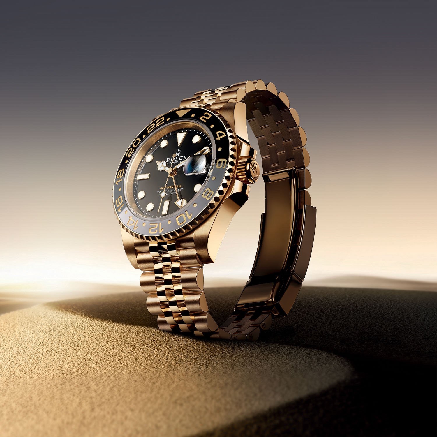 ，GMT-Master II 系列将重新采用黄金材质，而这种材质已经在该表款中缺席了很多年了。它有两种款式，一种是黄色金钢 (126713GRNR) 与不锈钢相结合（表圈、表冠和表链的中间链节均采用金质），另一种是采用实心 18K 金 (126718GRNR)。表盘为亮黑色，带有黄金镶贴时标和指针，均涂有 Chromalight 涂料。
