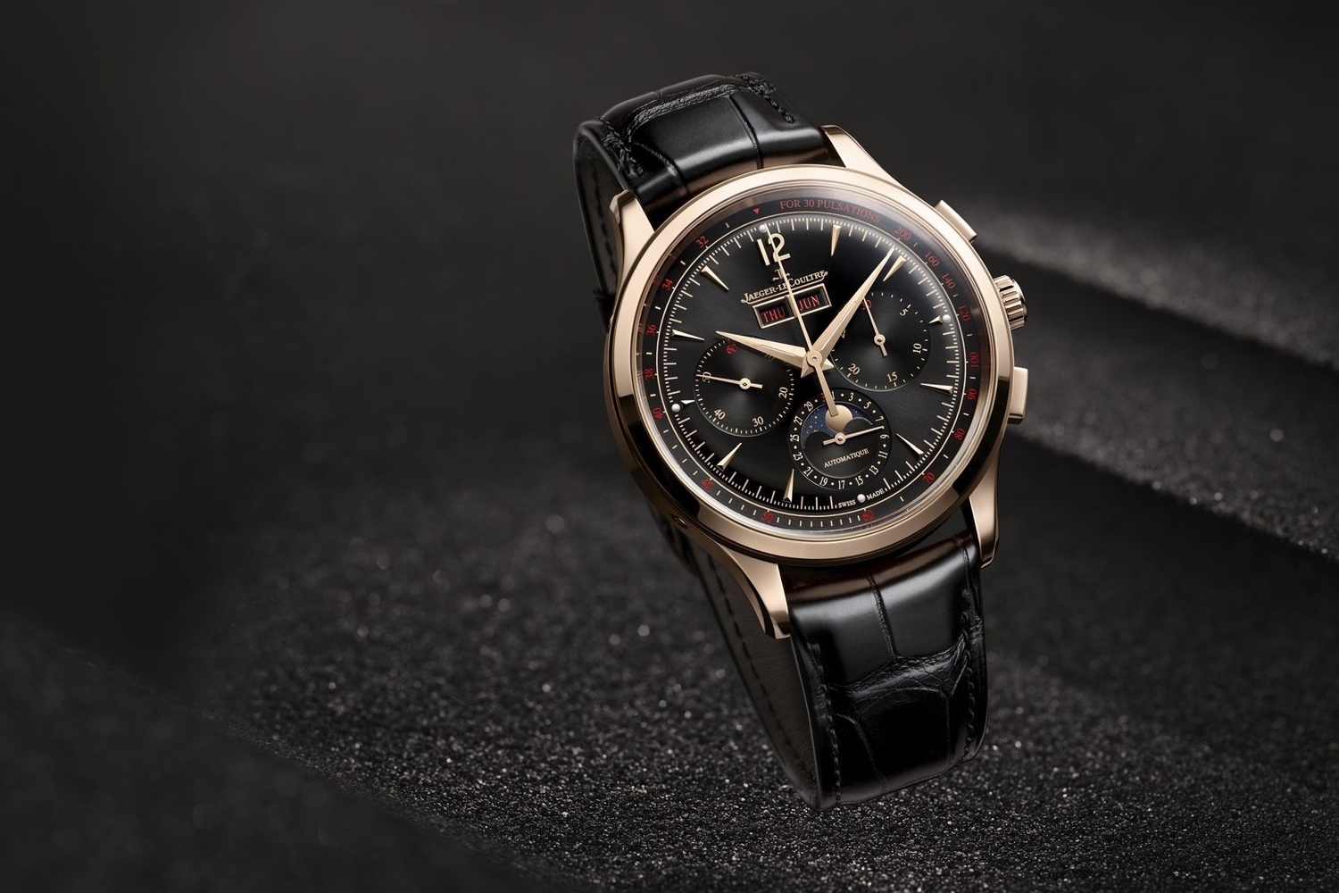 积家推出全新Master Control大师系列腕表，配备黑色表盘的Master Control Chronograph Calendar大师系列计时日历腕表玫瑰金款。