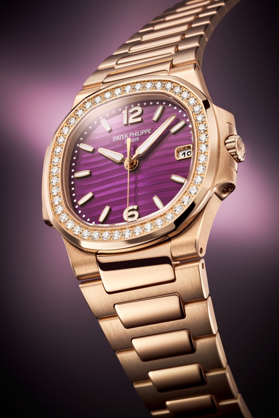 Nautilus 编号7010/1R-013女装腕表 18K玫瑰金表壳，表径32毫米，表圈镶有46颗、0.8克拉钻石，紫色涂漆面盘装饰波浪图案，中央时、分、秒、日期显示，E 23-250 SC石英机芯，蓝宝石水晶玻璃镜面，18K玫瑰金链带搭配Nautilus折叠扣。