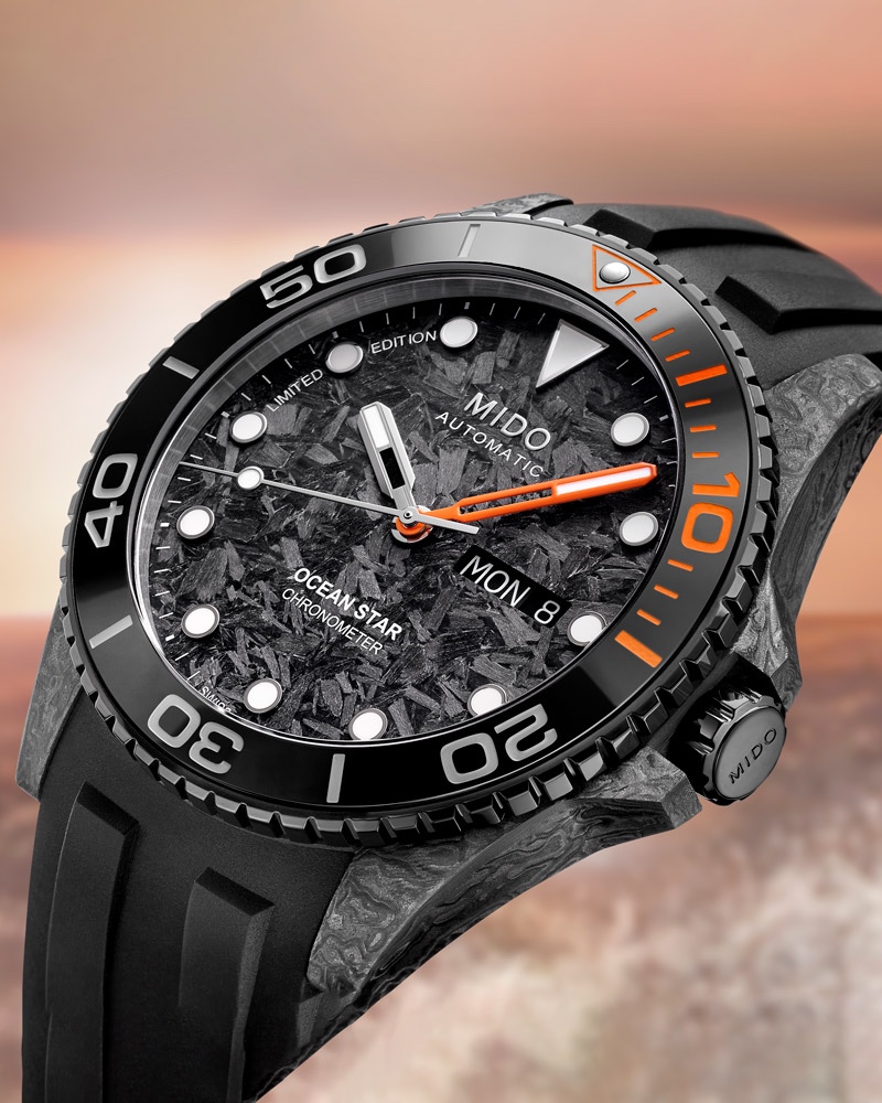 Ocean Star 200C CARBON海洋之星碳纤维200米陶瓷圈腕表 碳纤维及不锈钢表壳，陶瓷单向旋转表圈，表径42.5毫米，时、分、秒、日期、星期，Caliber 80自动上链机芯，动力储存80小时，蓝宝石水晶玻璃镜面，防水200米，橡胶表带，另附黑色织物表带，限量888只。
