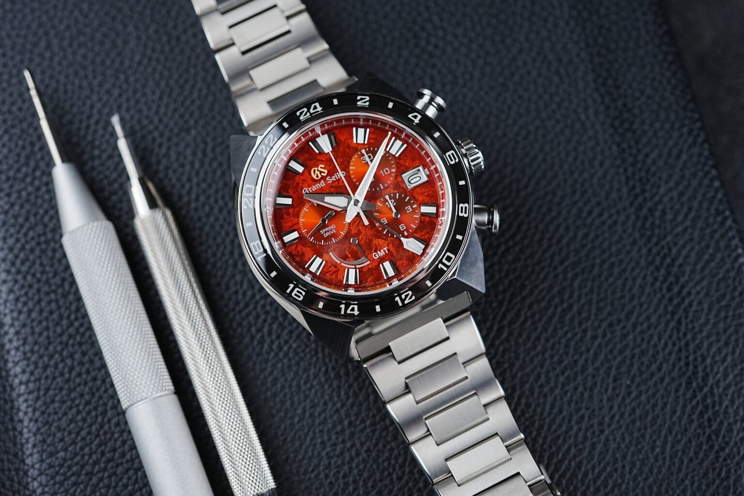2024年，Grand Seiko 推出了 SBGC275，这是一款限量版腕表，配备异常鲜艳的“Morgenrot”红色表盘，并提高了精准度。