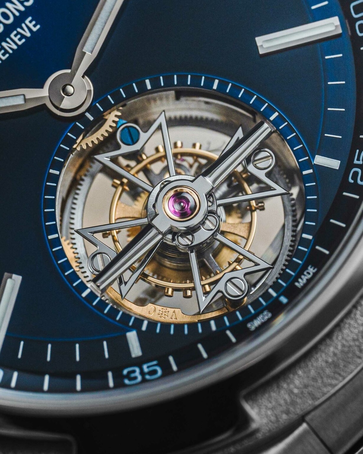 纵横四海陀飞轮如此宽的原因之一是因为机芯相对较宽。Overseas Tourbillon Titanium 腕表内部搭载江诗丹顿自制 2160 自动机芯。