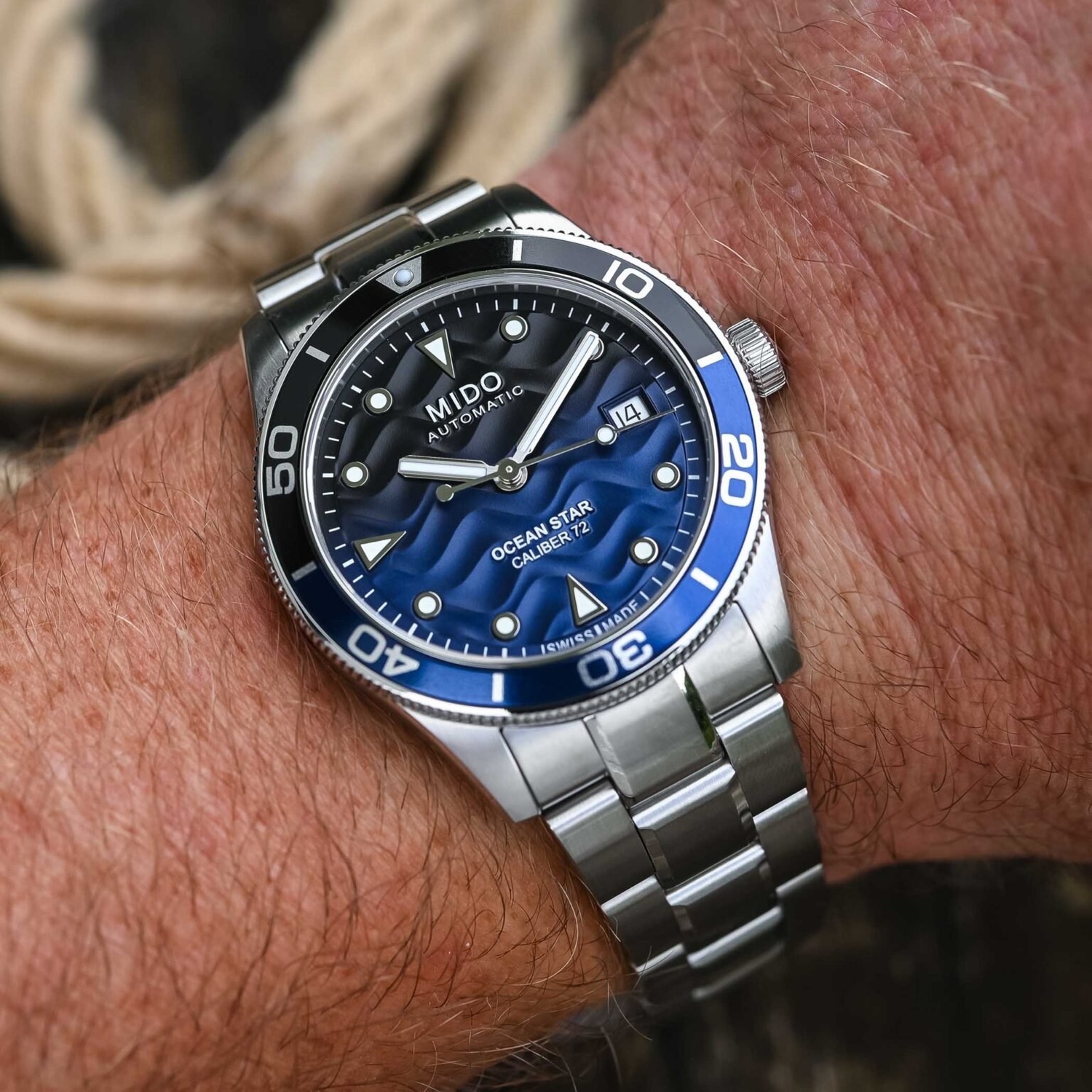 美度 Ocean Star 39 配备单向表圈和铝制嵌件、旋入式表冠、用螺丝固定的坚固底盖以及蓝宝石水晶镜面上的防反射涂层。