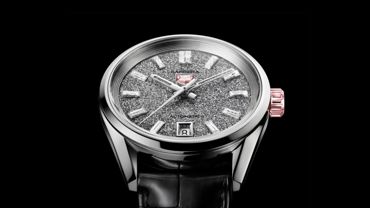 新款 TAG Heuer Carrera Plasma Diamant d'Avant-Garde 36mm 腕表以 36 毫米标准款 Carrera 腕表为基础，采用 18k 白金表壳，搭配白色和粉色实验室种植钻石。