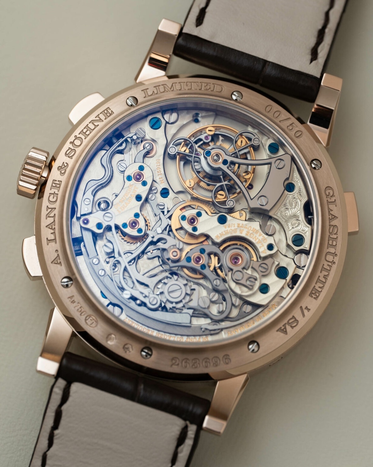 Calibre L952.4 手动上链机芯由 684 个部件组成的Calibre L952.4 机芯的运行频率为 18,000 vph (2.5 Hz)，动力储备约为 50 小时。