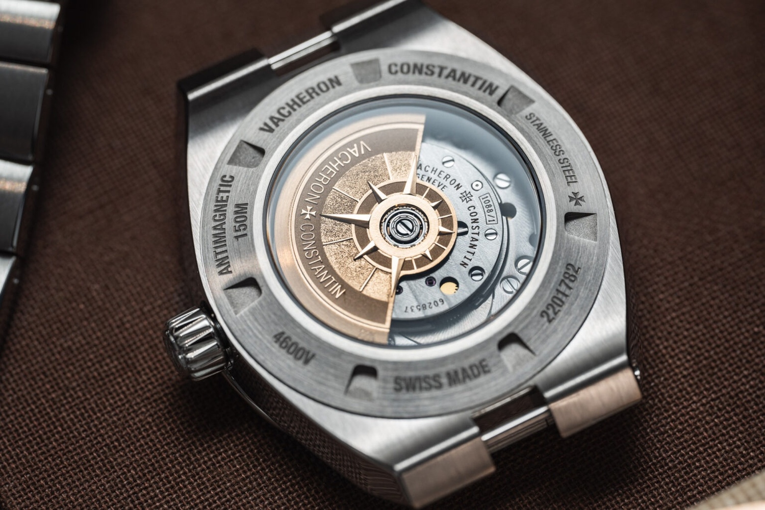 为新款34.5mm纵横四海腕表提供动力的 Calibre 1088/1 自动机芯，该机芯由 144 个部件组成，运行频率为每小时 28,800 次（4 赫兹）。