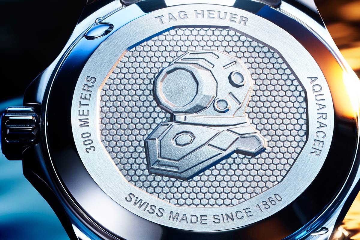 Aquaracer Professional 300日期腕表及GMT腕表底盖镌刻彰显TAG Heuer致力追求工艺与探险的潜水头盔图案。