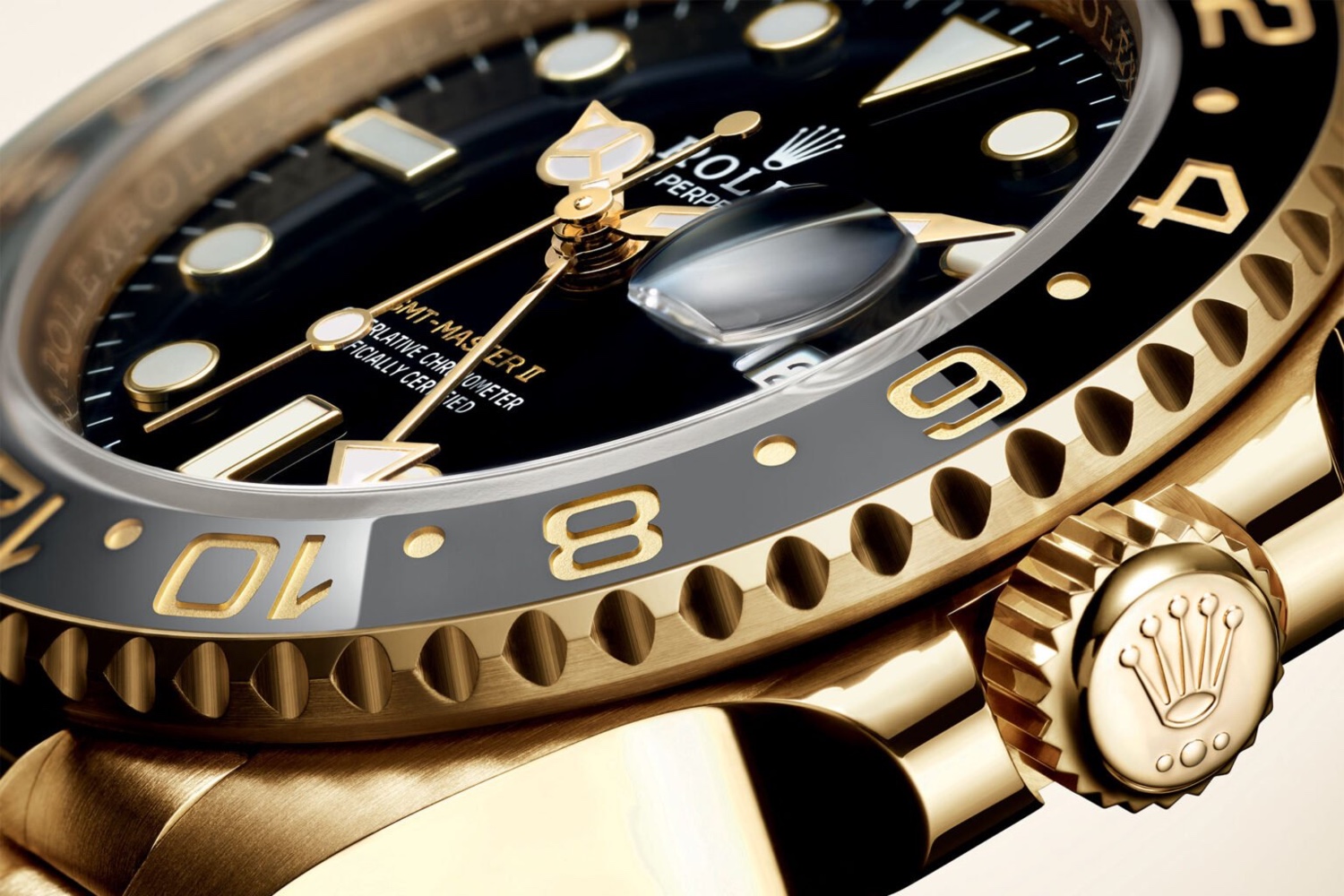 黄金和 Rolesor Rolex GMT-Master II 型号的另一个新元素（解释了参考 GRNR）是表圈插件。与该系列的所有手表一样，它有一个双色调嵌件，现在呈现为灰色和黑色 (GRis-NOir)。24小时刻度照常雕刻，并采用黄金PVD涂层。双向表圈除了 24 小时 GMT 指针外，还可以显示第三时区。