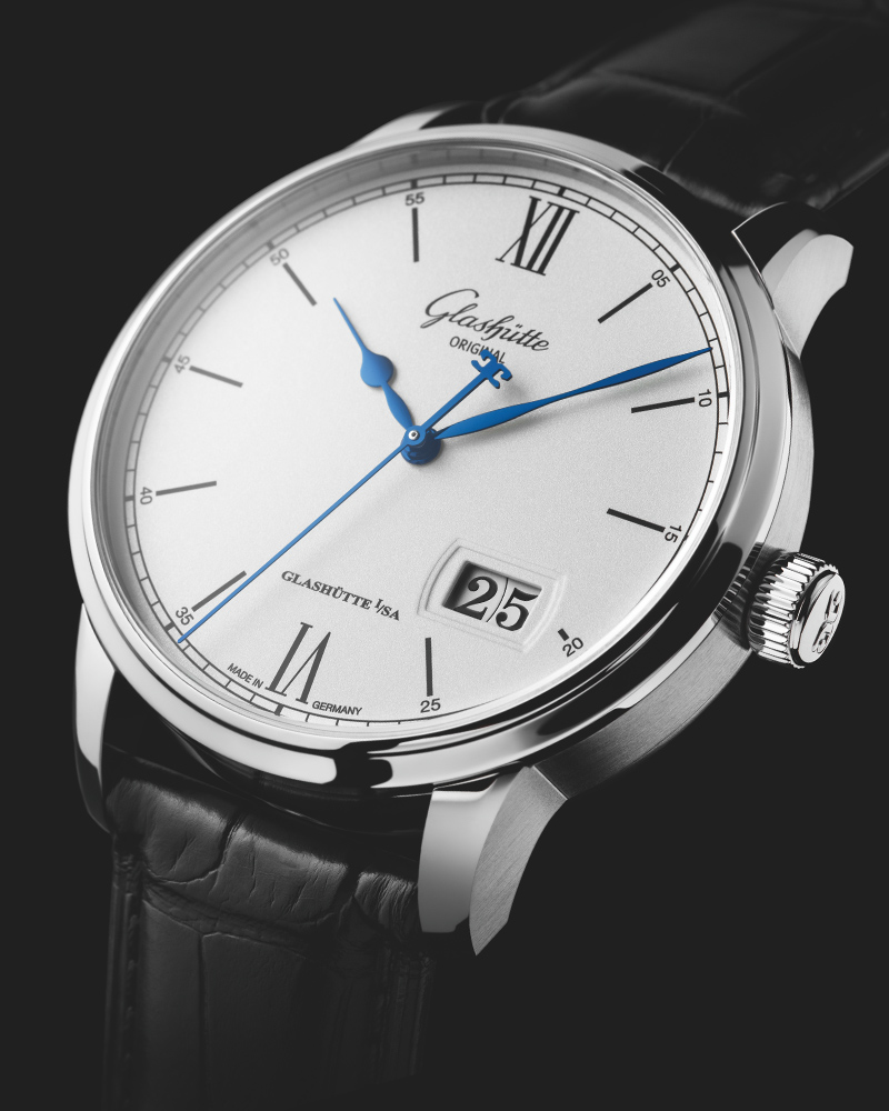 Senator Excellence Panorama Date 不锈钢表壳，表径40毫米，时、分、秒、大日历，Calibre 36-03自动上链机芯，动力储存100小时，蓝宝石水晶玻璃镜面及底盖，防水50米，鳄鱼皮表带。