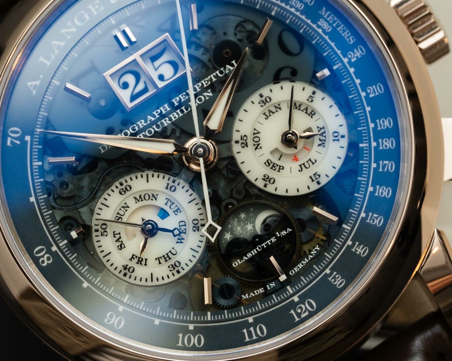 ，新款 Datograph Perpetual Tourbillon Honeygold “Lumen” 配备飞返计时码表、万年历、月相指示器和陀飞轮以及朗格标志性的超大日期显示。