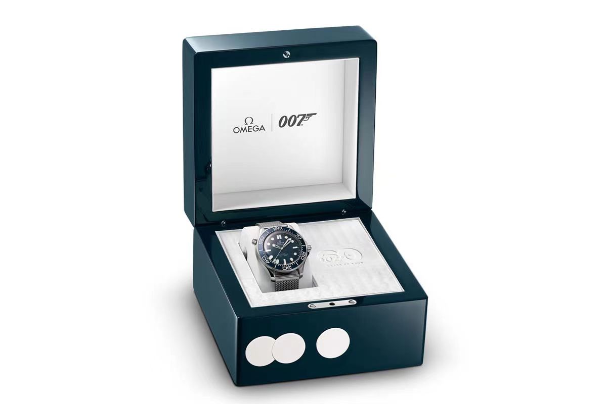 全新海马300米潜水James Bond 60周年纪念腕表随附蓝色木表盒，盒上饰有最初的潜水300米图案和启发自经典James Bond电影开场的三个圆点，右侧设置隐藏按钮。