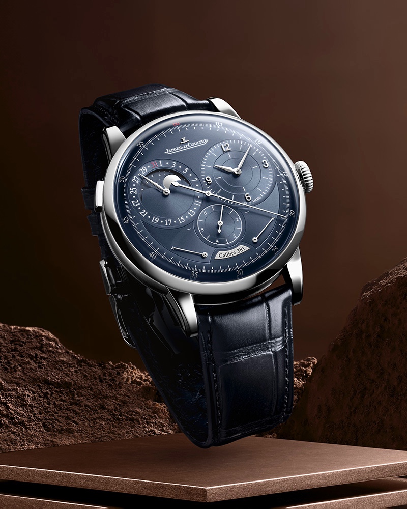 Duometre Quantieme Lunaire 不锈钢表壳，表径42.5毫米，时、分、秒、1/6跳秒小秒针、指针式日期、月相、动力储存显示，积家381型手动上链机芯，动力储存50小时，蓝宝石水晶玻璃镜面及底盖，防水50米，鳄鱼皮表带，专卖店限定。