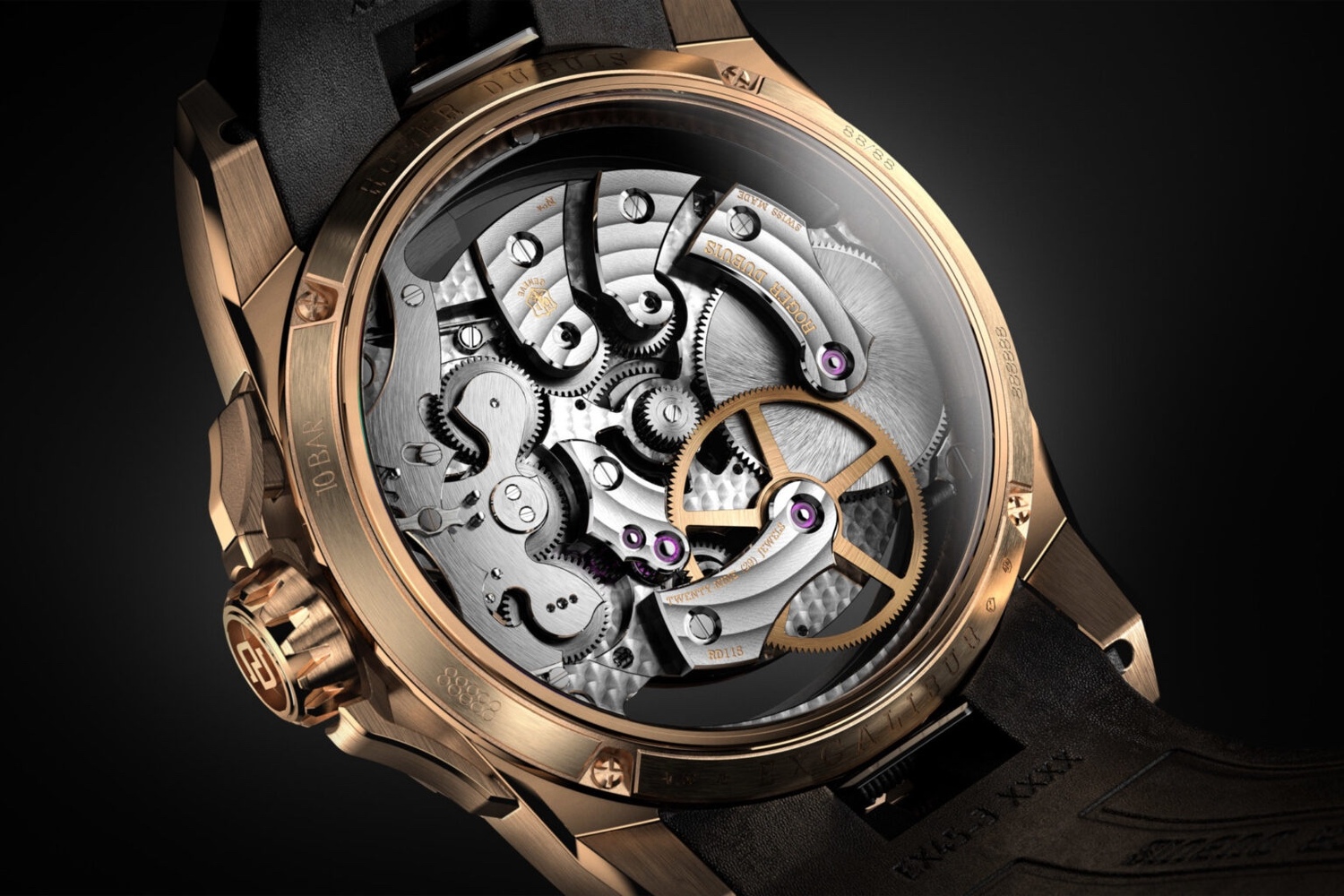 Roger Dubuis Orbis in Machina 镂空 RD 115 机芯由 286 个零件组成，并具有 19 种不同的饰面，应用于“每个机芯的每个部件的每个表面，营造出哑光和抛光表面的迷人相互作用，增强光的发挥”。RD115 的振动频率为 21,600 次/小时，并具有 72 小时动力储存。