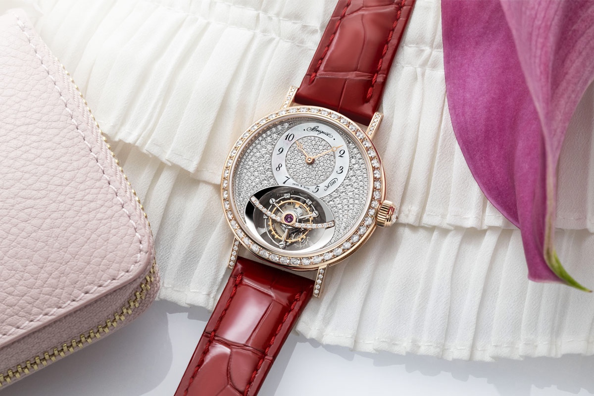 Classique Tourbillon腕表 18K玫瑰金表壳，表圈及表耳镶钻70颗，表径35毫米，玫瑰金表盘镶钻281颗，珍珠母贝偏心刻度圈，陀飞轮臂镶钻14颗，时、分、陀飞轮，187D手动上链机芯，动力储存50小时，蓝宝石水晶玻璃镜面，防水30米，鳄鱼皮表带，18K玫瑰金镶钻表扣。