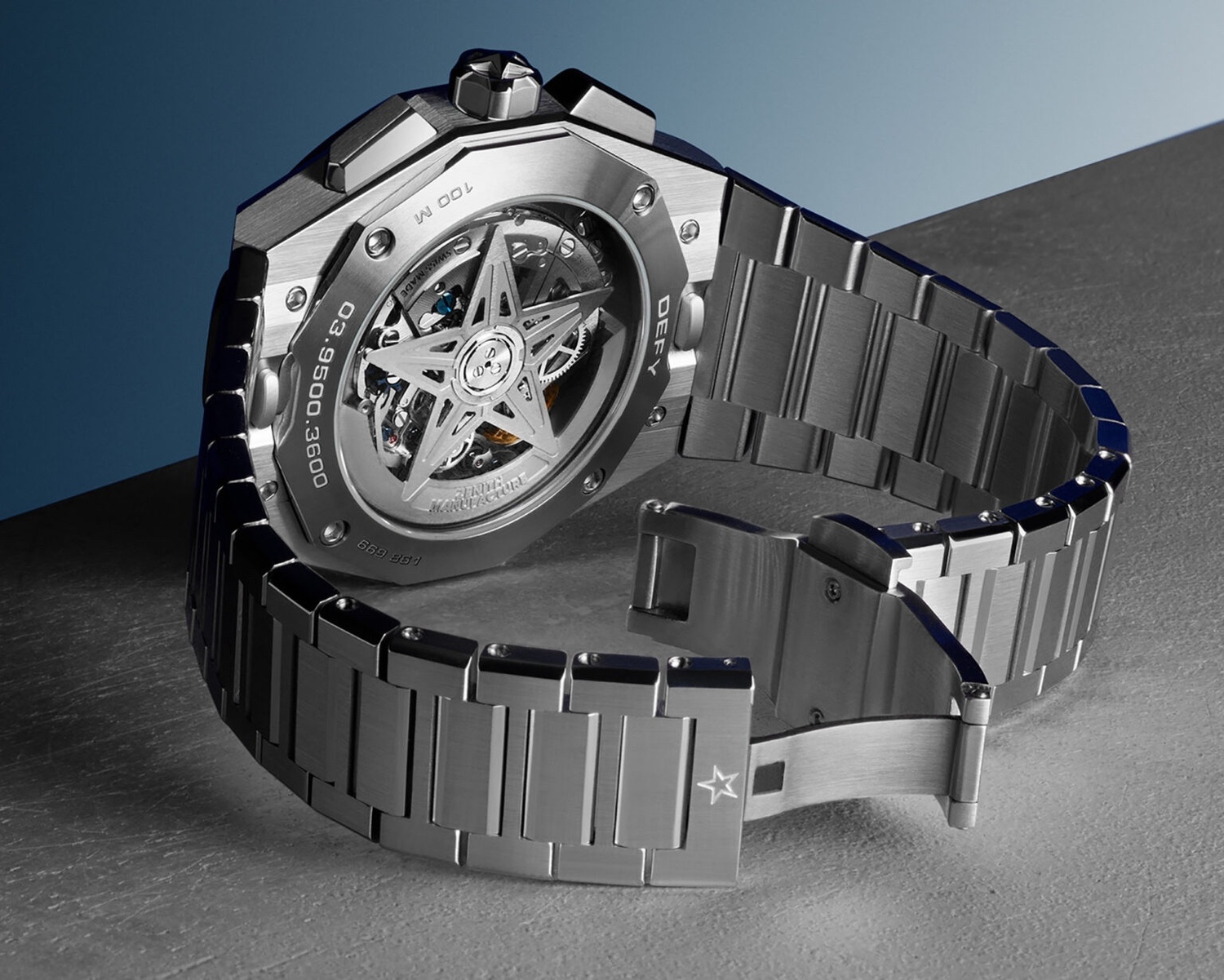 Zenith 为 Defy Skyline 计时码表配备了自产 El Primero 3600 自动计时码表机芯。El Primero 3600 并非采用标准计时码表布局，而是充分利用其 36,000 bph 的高频跳频，每 10 秒推动中央计时指针绕表盘转动一次。机芯表面处理现代而动感，混合了蔓藤花纹拉丝、哑光喷砂和包括螺钉和导柱轮在内的蓝钢元素。