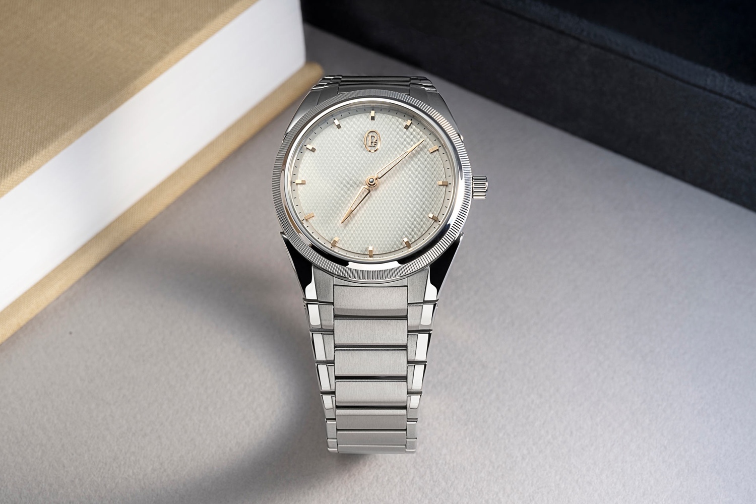 帕玛强尼(Parmigiani Fleurier)与先施名品钟表(Sincere Fine Watches)联手，推出限量50只的SHH独家款式，以「Sunlit Ivory」象牙米色诠释近年风靡市场的Tonda PF，精致的Grain d'Orge纹路搭配玫瑰金时标指针，36毫米表壳容纳PF770自动上链机芯，极致简约之中蕴含极致细腻，传达顶级制表与顶级通路的共同精神。