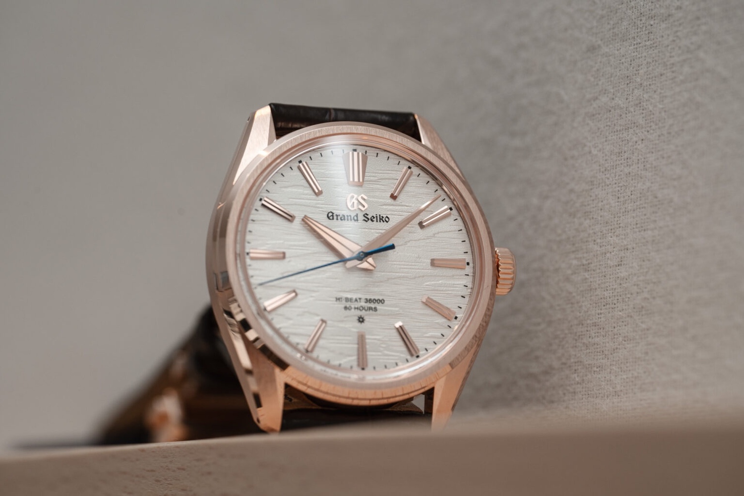 Grand Seiko 推出的 18K 玫瑰金 SLGW002 为限量版腕表。