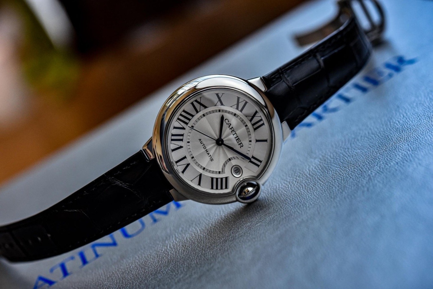 卡地亚推出了 40 毫米版本的 Ballon Bleu de Cartier，并升级了表链和表扣。