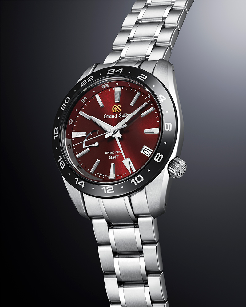 Grand Seiko Sport系列9R机芯20周年纪念表款(SBGE305) 不锈钢表壳，陶瓷表圈，表径40.5毫米，时、分、秒、日期、24小时第二时区、动力储存显示，9R66 Spring Drive自动上链机芯，动力储存72小时，蓝宝石水晶镜面，防水200米，不锈钢链带，限量1,300只。