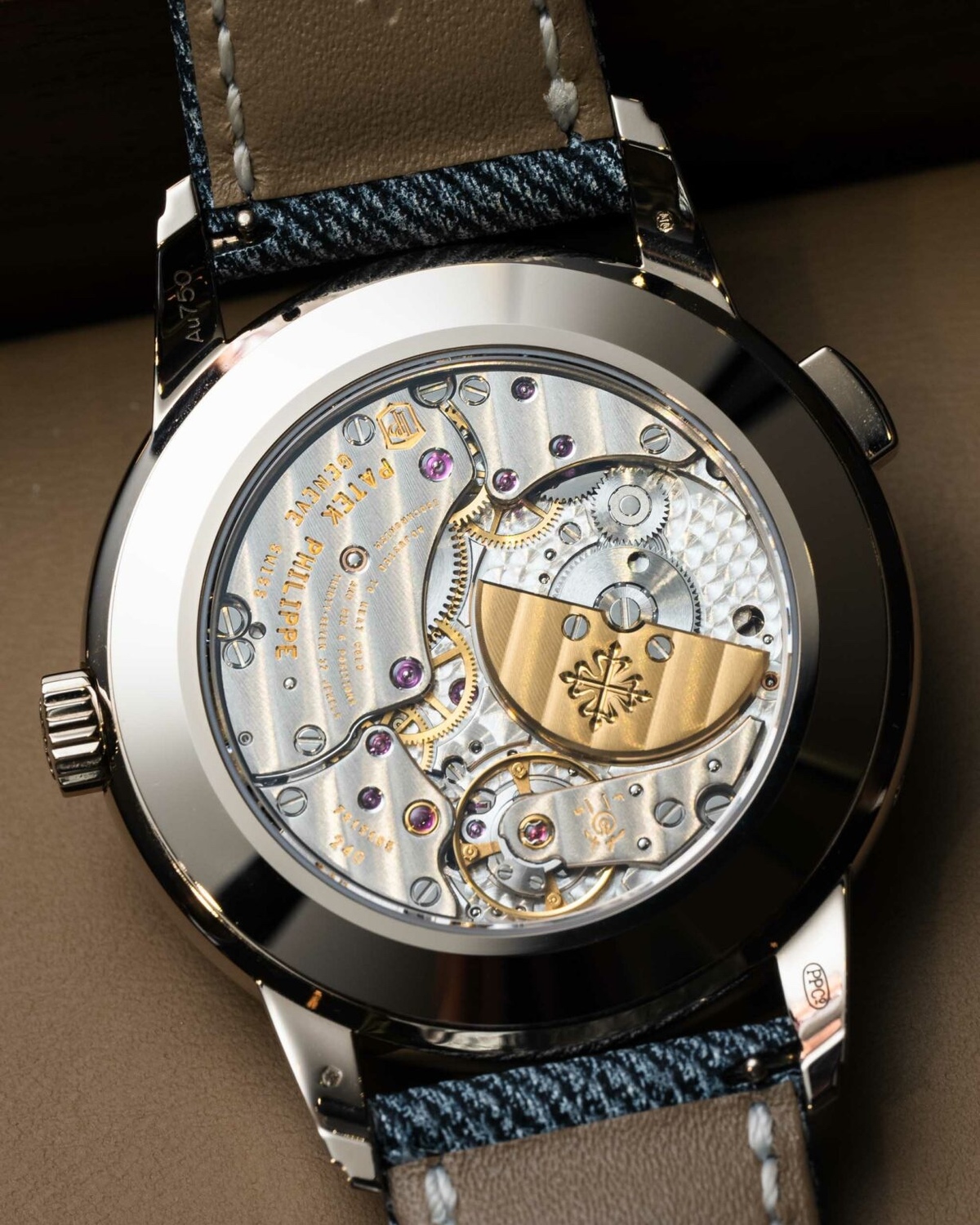 为 5330 提供动力的百达翡丽 Calibre 240 HU C 非常漂亮。它以 21,600 vph 的速度提供 38-48 小时的动力储备。