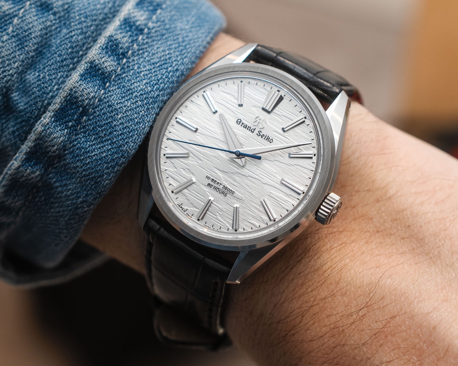 Grand Seiko推出两款全新腕表，它们分别为钛金 SLGW003 和限量版 18K 玫瑰金 SLGW002。