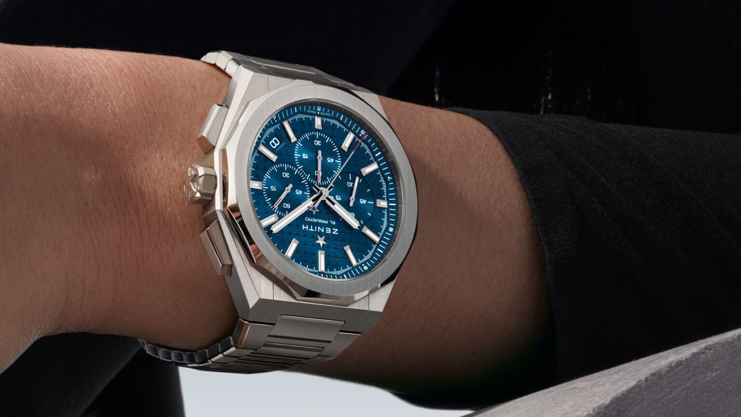 真力时 (Zenith) 在其 2024 年钟表与奇迹 (Watches and Wonders) 新品中推出了 Defy Skyline 计时码表，具有肌肉感十足的比例和品牌闻名的卓越机芯性能。