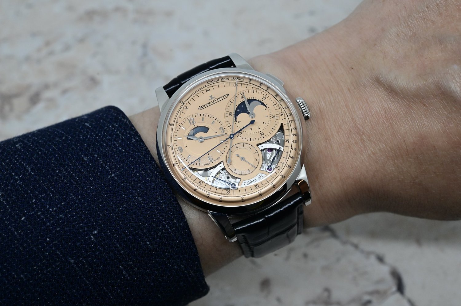 Duometre Chronograph Moon双翼系列计时月相腕表搭载全新391型机芯，计时码表的高速运行（计时间隔可短至1/6秒）与月亮以29.53天为一个周期的缓慢节奏形成鲜明对比，同时配备昼夜显示功能。