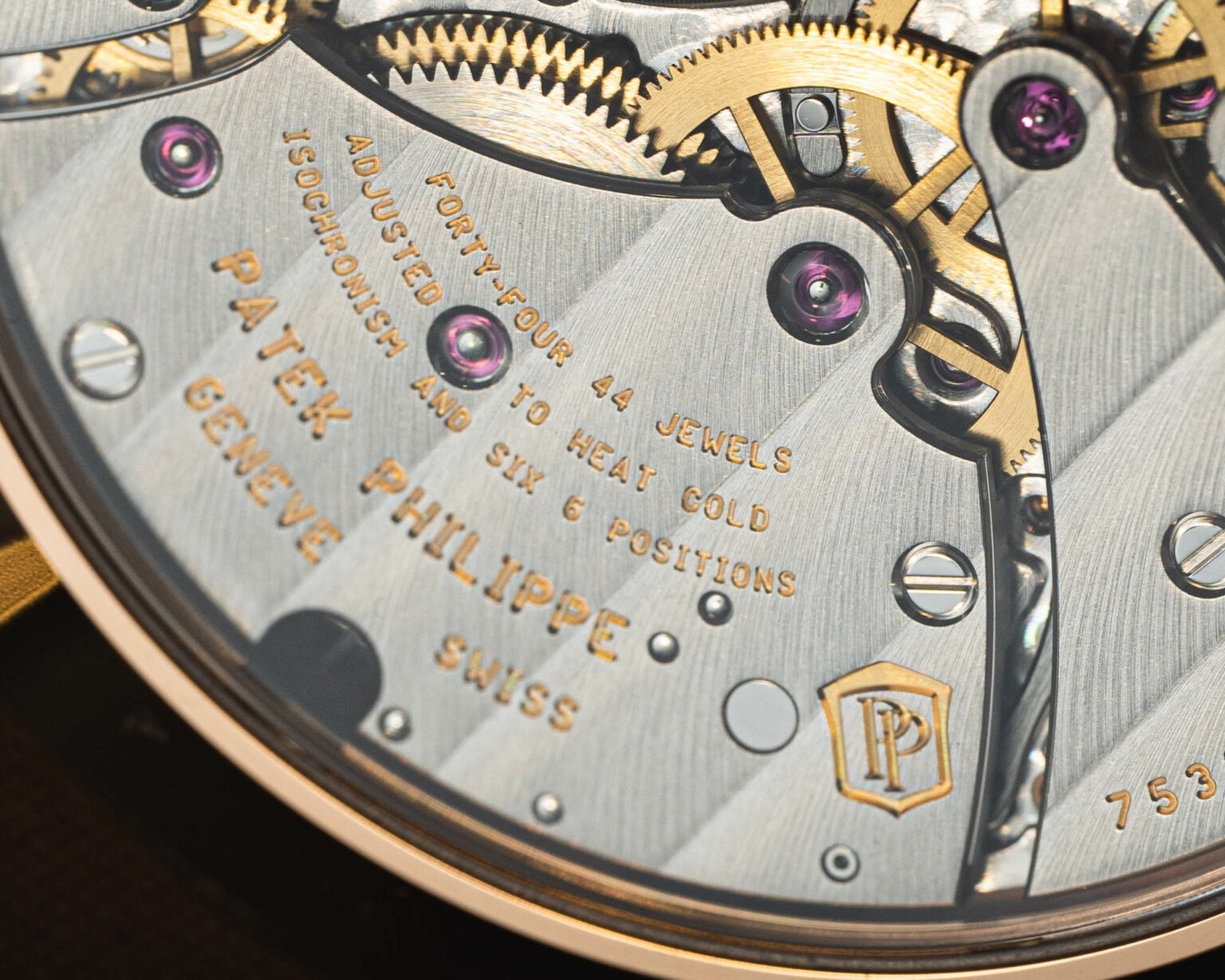 为百达翡丽 Calatrava 5224R-001 提供动力的是是全新 Calibre 31-260 PS FUS 24H 自动机芯，代表了品牌经典旅行时间概念的演变，经过改进和调整，可提供 24 小时布局。它的运行频率为 28,800vph（4 赫兹），动力储存约为 48 小时。