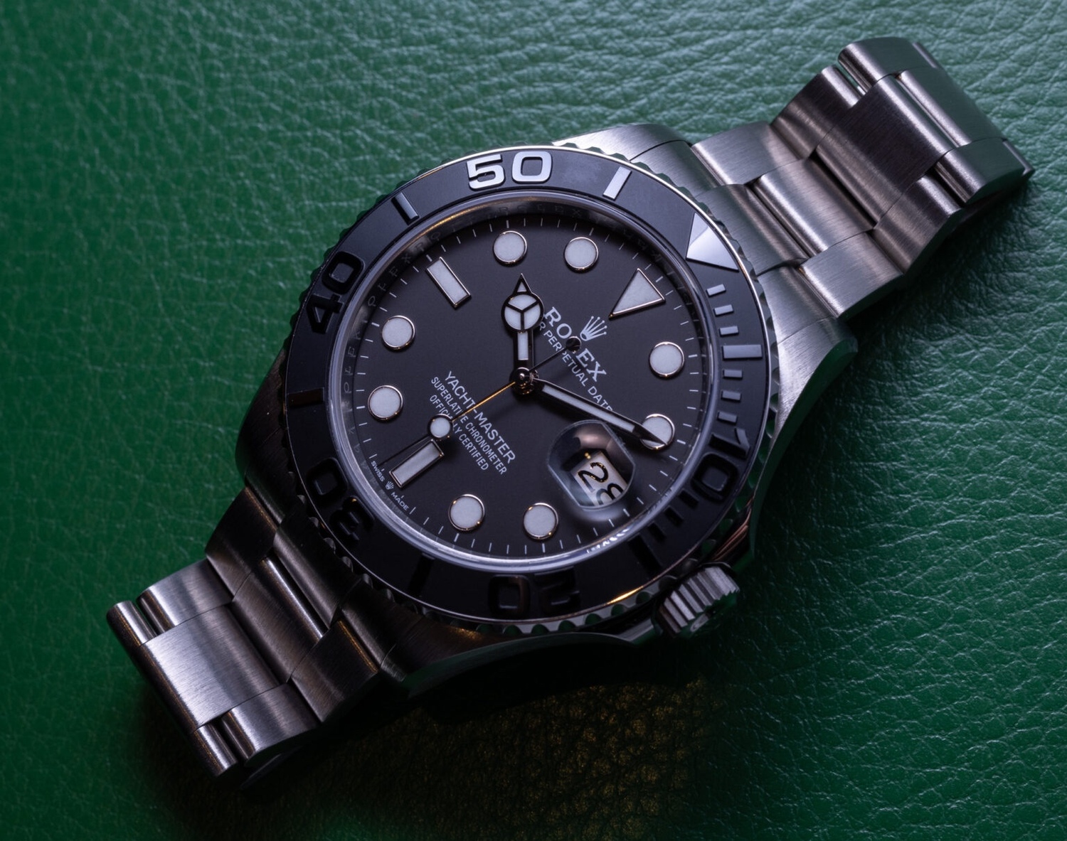 除了搭配钛金属表壳以及表链外，这款腕表并没有太多新意。Yacht-Master 42 表壳宽 42 毫米，比例与较大的蚝式恒动腕表中的其他腕表相似。表壳防水深度达 100 米，表盘周围设有单向旋转表圈，内嵌哑光黑色陶瓷，与 Yacht-Master 42 表盘的哑光深灰色色调相匹配。