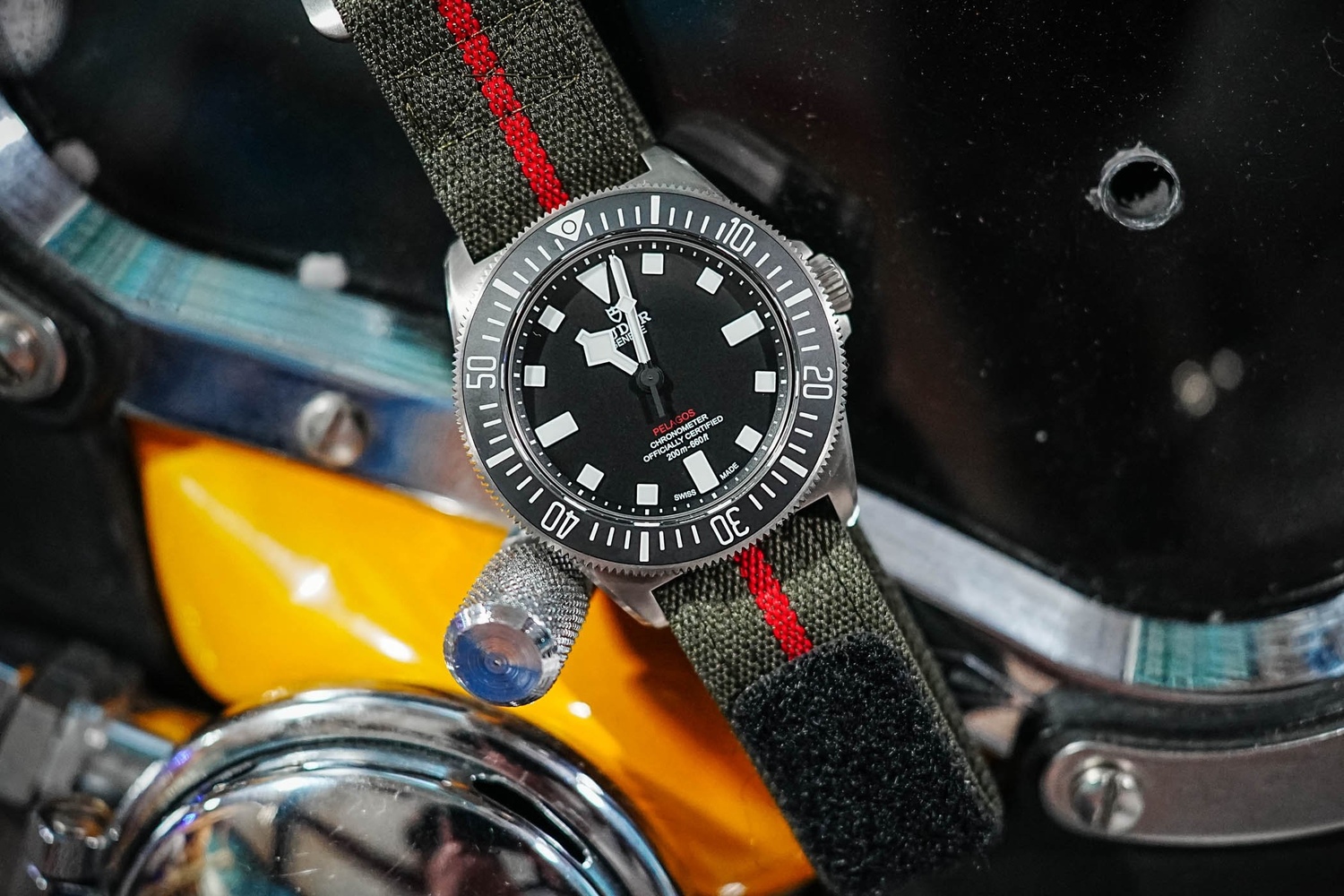 Pelagos FXD里的「FSD」意指表壳上格外坚硬的固定式表带杆，它格外坚固，为潜水员提供牢靠保障。