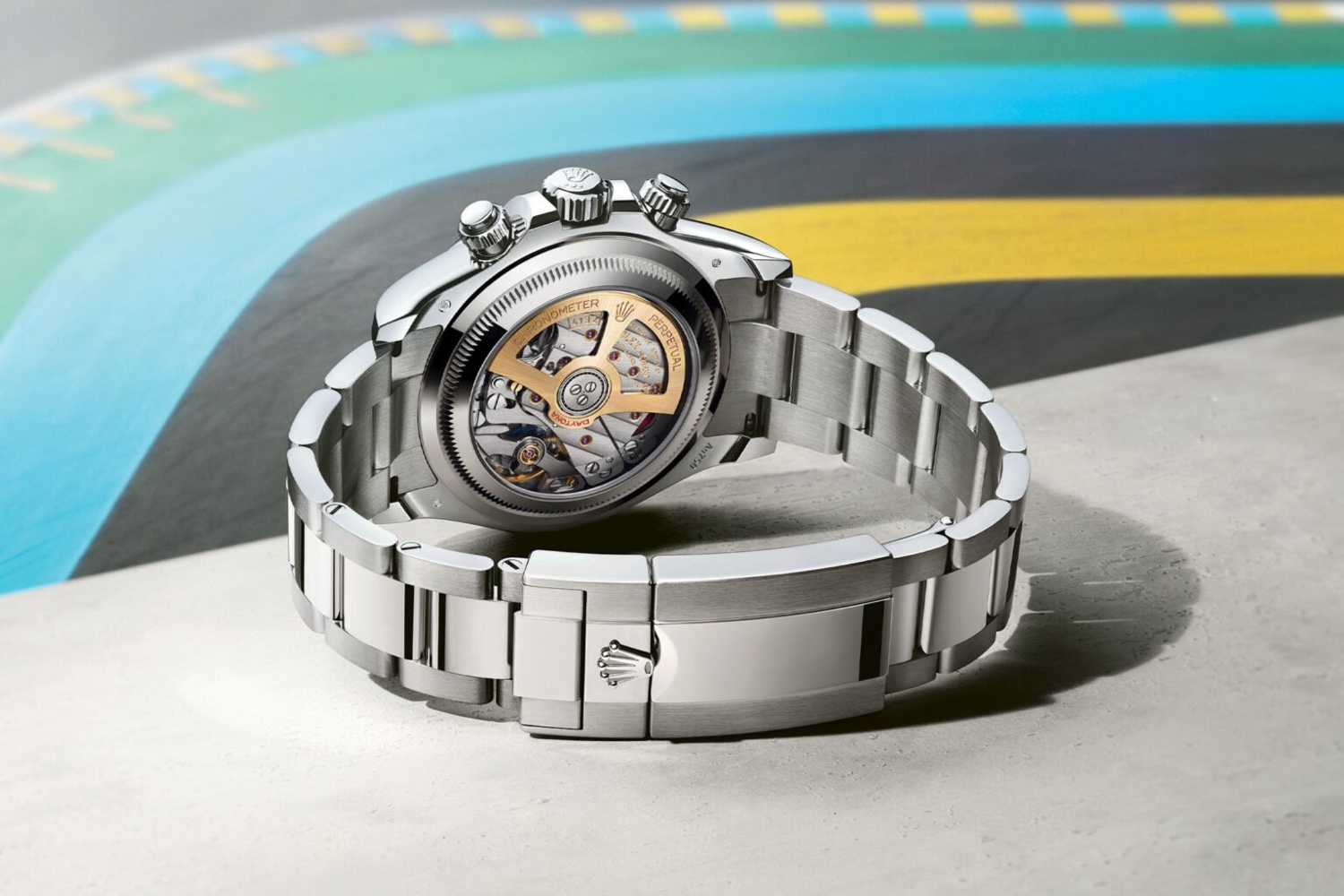 和日内瓦表展上发表的铂金版Daytona Ref.126506一样，都搭配可透视蓝宝石水晶玻璃底盖，不过搭载的是全新的4132型机芯，可连续计时达24小时以上。