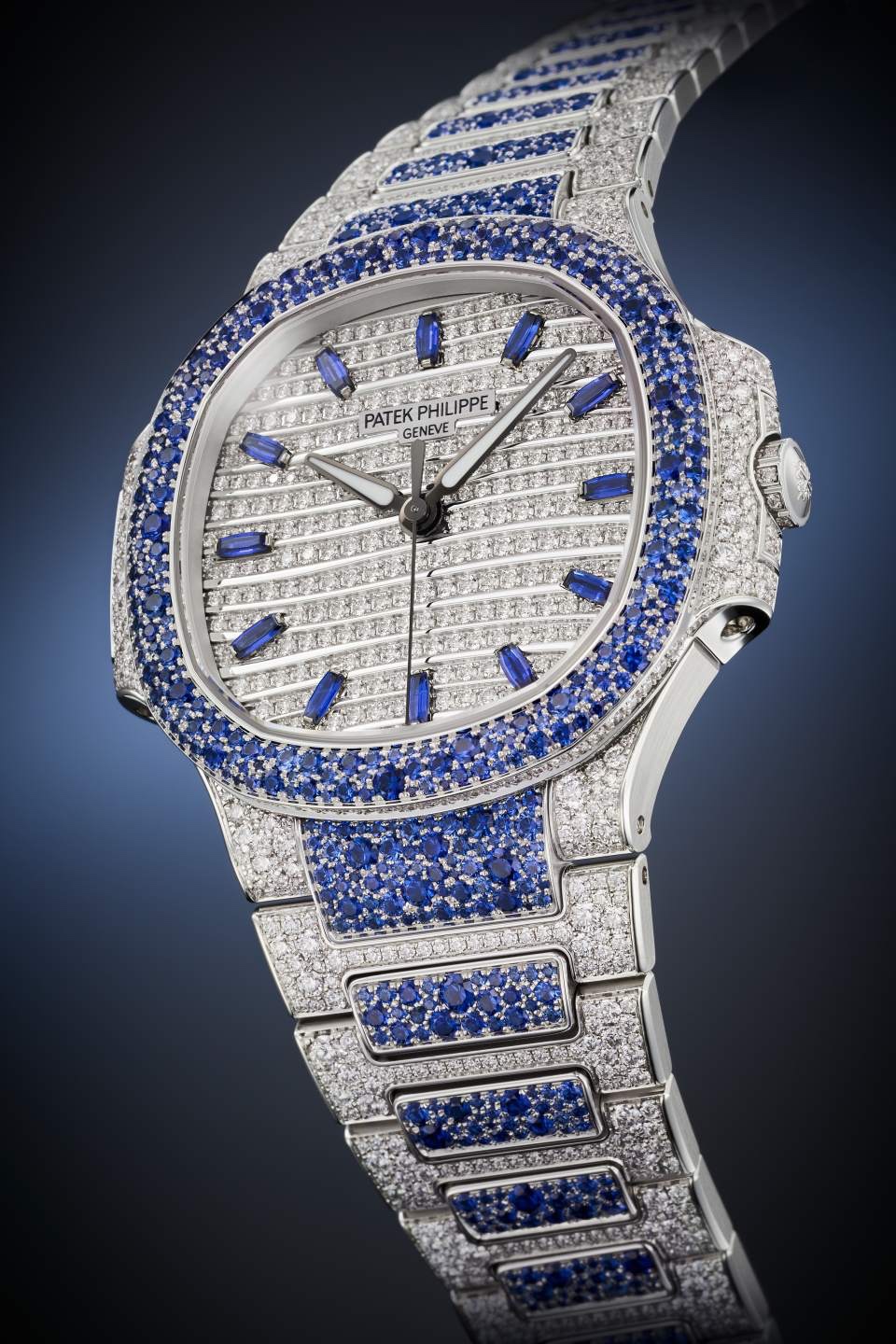 Nautilus 编号7118/1451G-001女装高级珠宝腕表 18K白金表壳，表径35.2毫米，中央时、分、秒、日期显示，26-330 S自动上链机芯，动力储能至少45小时，蓝宝石水晶玻璃镜面及底盖，18K白金链带，以「雪花式镶嵌」技巧共镶嵌1,500 颗圆钻（6.53 克拉）与876 颗圆形蓝宝石（6.58 克拉）。