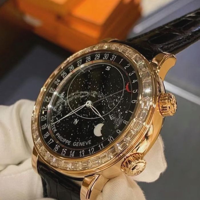 百达翡丽6104R搭载自动上弦机械机芯 240 LU CL C。