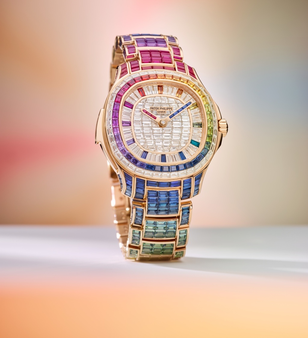 编号5260/1455R-001 Aquanaut Luce「彩虹」高级珠宝三问腕表 18K玫瑰金表壳，表径38.8毫米，表环镶以长方形钻石及长方形多色蓝宝石（「隐密式镶嵌」），表侧及打簧滑动杆镶有长方形多色蓝宝石，中央时针及分针、三问报时，R 27自动上链机械机芯，配备经典双音簧三问装置，22K金迷你摆动陀，动力储能43 ~48小时，18K金底板面盘，铺镶长方形钻石（表面中央，「隐密式镶嵌」），另镶有长方形钻石（小时显示环）蓝宝石水晶镜面及底盖，18K玫瑰金链带，以「隐密式镶嵌」技巧铺镶长方形多色蓝宝石（中央链节和外围链节侧面），百达翡丽专利18K玫瑰金折叠扣，由4 枚独立扣爪固定，推出初期仅于百达翡丽日内瓦、巴黎和伦敦沙龙独家发售。