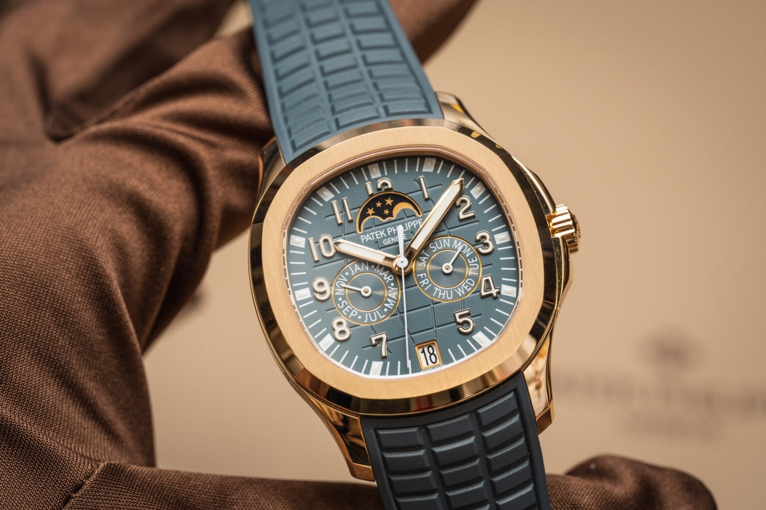 百达翡丽推出新款 Aquanaut Luce 5261R-001 年历腕表。