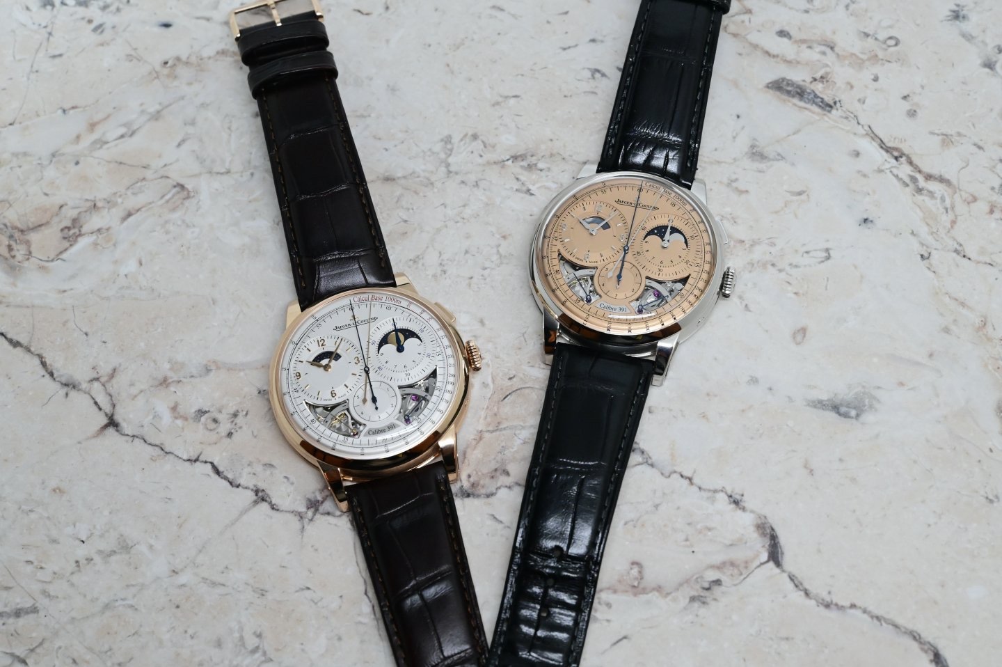 Duometre Chronograph Moon 18K玫瑰金或950铂金表壳，表径42.5毫米，时、分、1/6跳秒小秒针、计时、月相、日夜显示、动力储存显示，积家391型手动上链机芯，动力储存50小时，蓝宝石水晶玻璃镜面及底盖，防水50米，鳄鱼皮表带，专卖店限定。