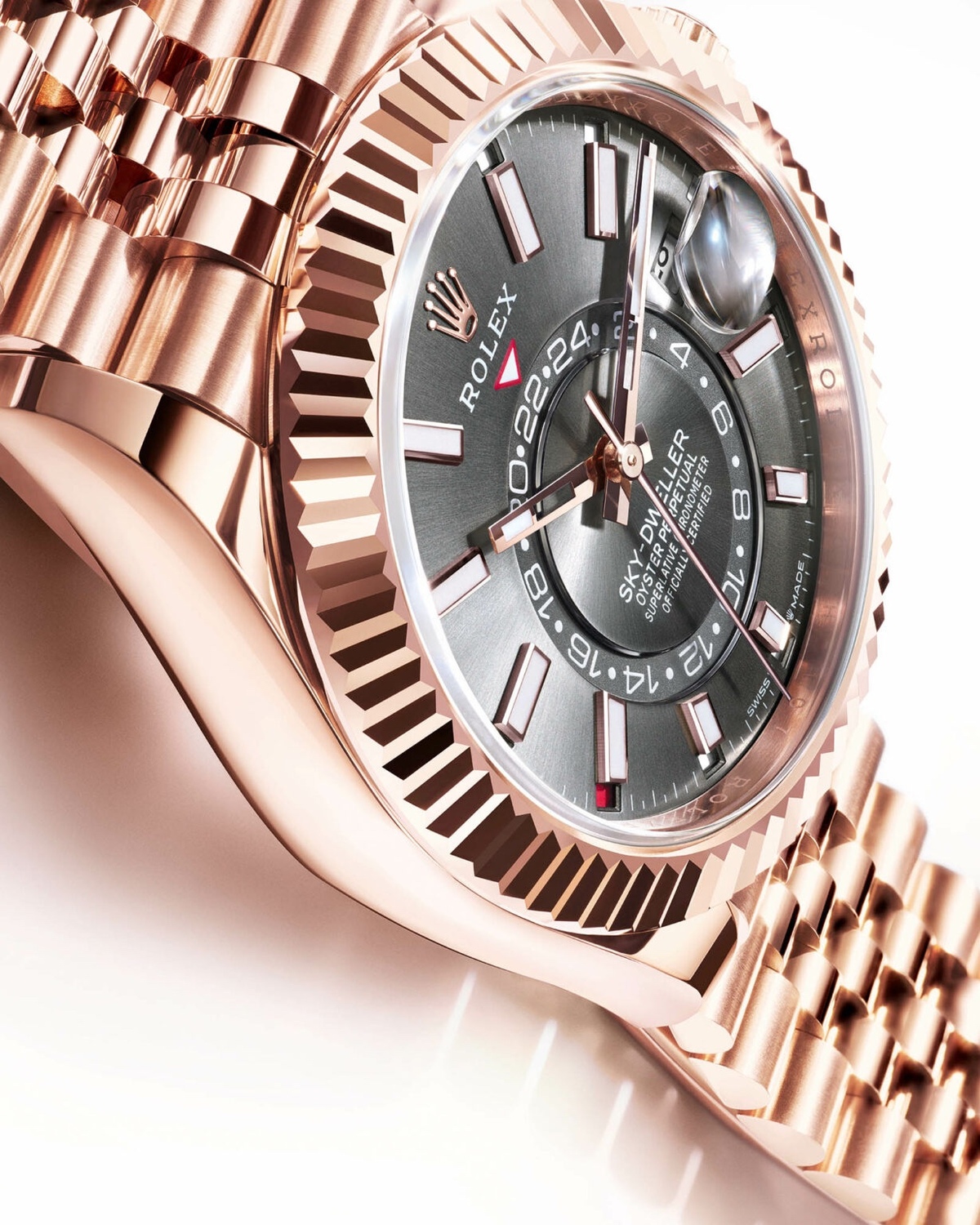 与之前的 Sky-Dweller 型号一样，劳力士 Sky-Dweller 型号 336935 和型号 336938 的尺寸为 42 毫米宽和 13.8 毫米厚。