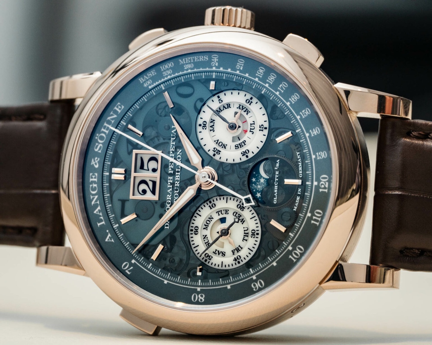 新款朗格 Datograph Perpetual Tourbillon Honeygold “Lumen” 的表壳采用该品牌的专利 Honeygold 合金制成，该合金是 18k 金的特殊混合物，比 18k 金更坚硬、更耐用。