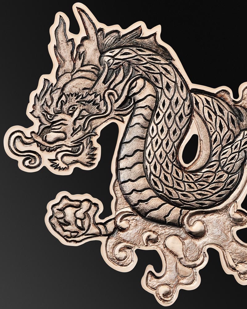 为了营造饶富层次感的深邃黑色背景，珐琅大师需要涂上五层珐琅，每一层都需要焙烧和待干，这个过程需要至少16个小时。
