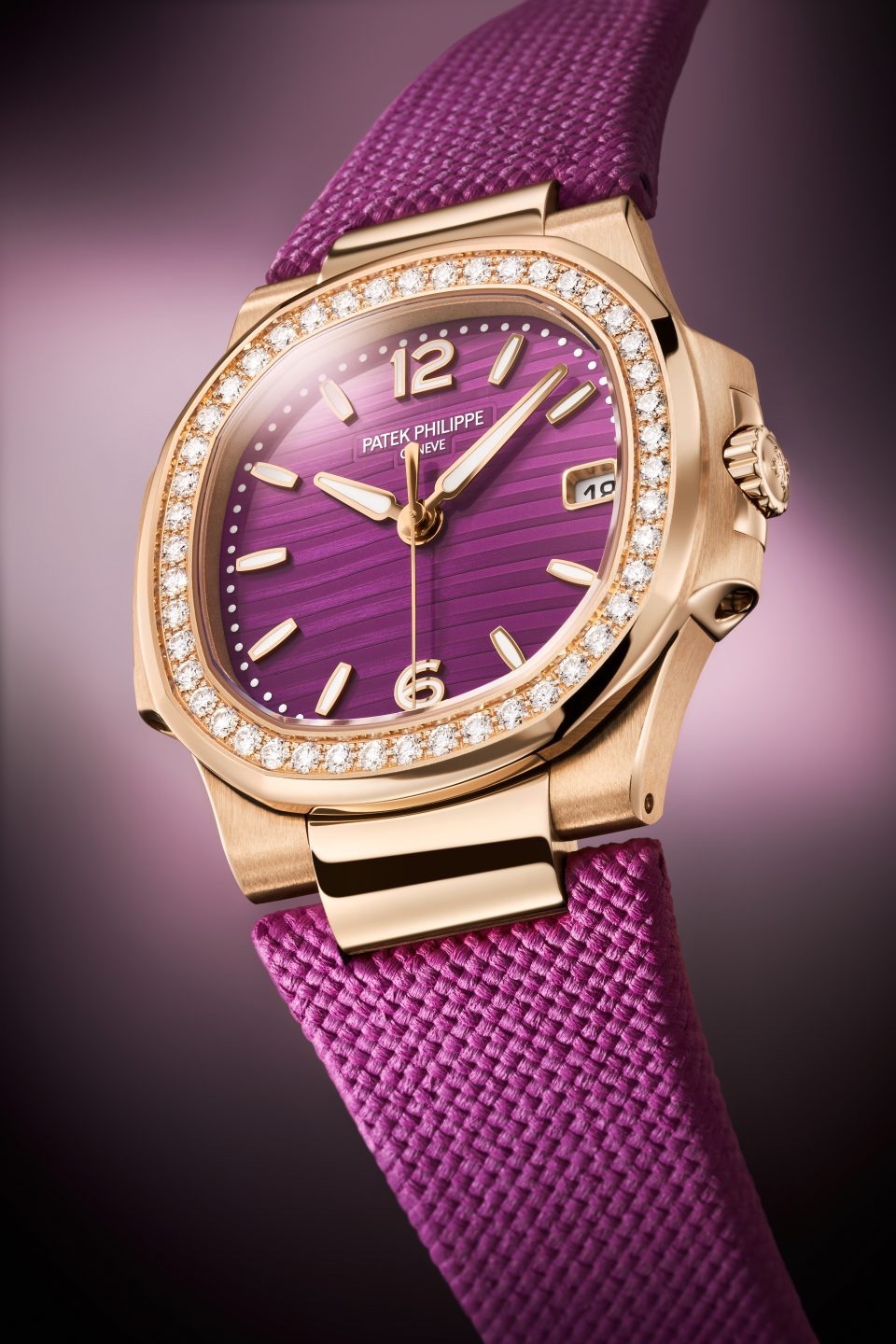 Nautilus 编号7010R-013女装腕表 18K玫瑰金表壳，表径32毫米，表圈镶有46颗、0.8克拉钻石，紫色涂漆面盘装饰波浪图案，中央时、分、秒、日期显示， E 23-250 SC石英机芯，蓝宝石水晶玻璃镜面，紫色复合物料表带搭配Nautilus折叠扣。