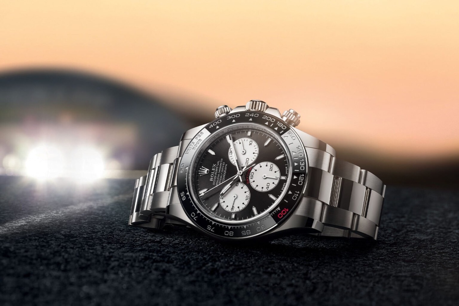 新款Daytona 126529LN是一款18k白金腕表，采用重新设计的表壳，直径40毫米，高度12.20毫米。这款原始版本的迪通拿还采用了新的表圈样式，即黑色陶瓷镶嵌物，周围镶有一条 18k 白金细带。